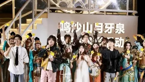 余霜S15赛季采访：亲和力与专业素养兼具，精彩问答展现选手风采